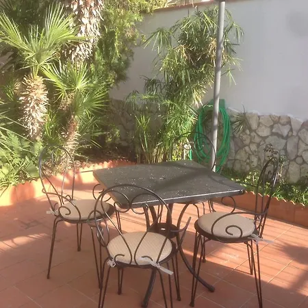 A Due Passi Dal Mare Casa de Férias *
